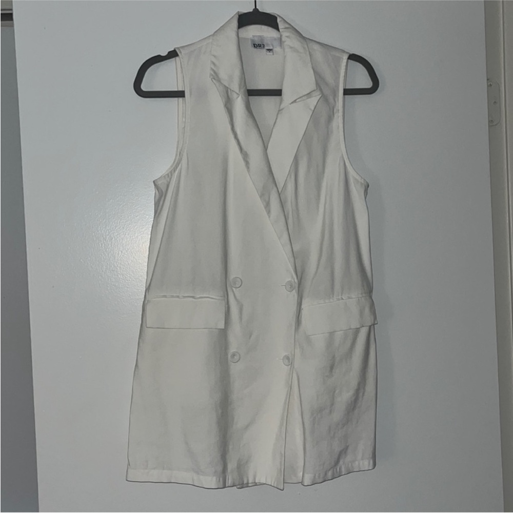 White Sleeveless Double-Breasted Vest